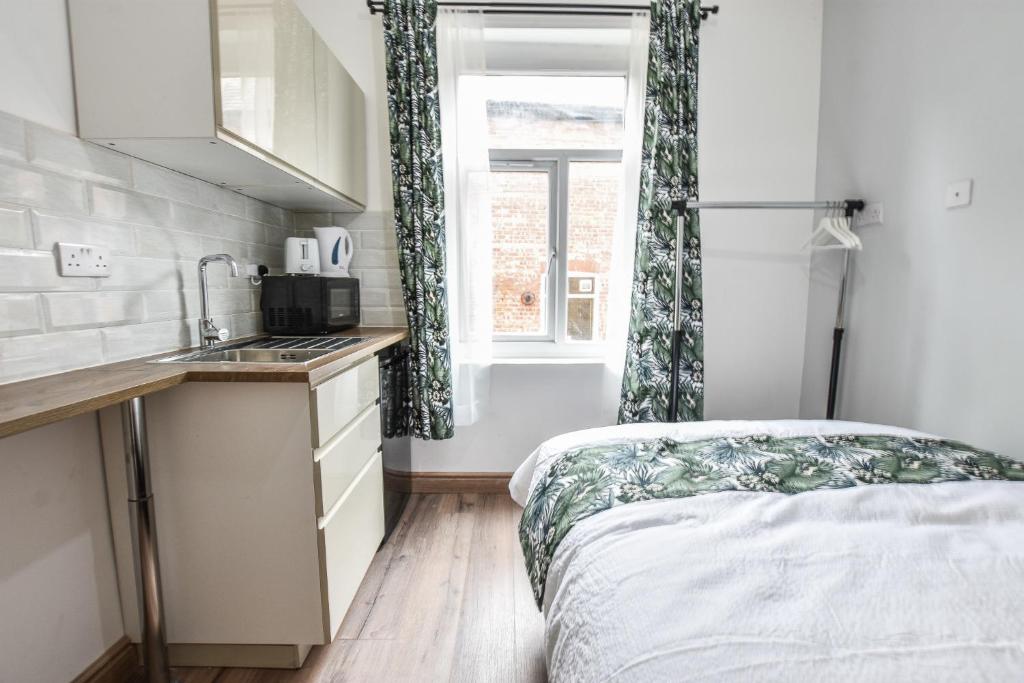 Kuchyň nebo kuchyňský kout v ubytování Regency GuestHouse Manchester North
