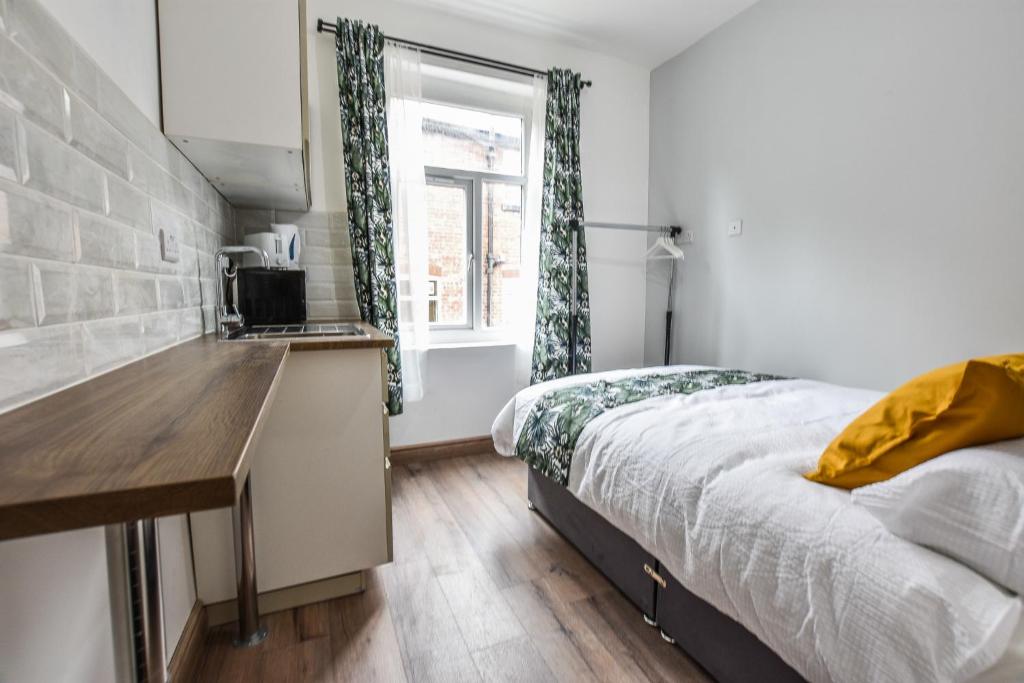 Postel nebo postele na pokoji v ubytování Regency GuestHouse Manchester North