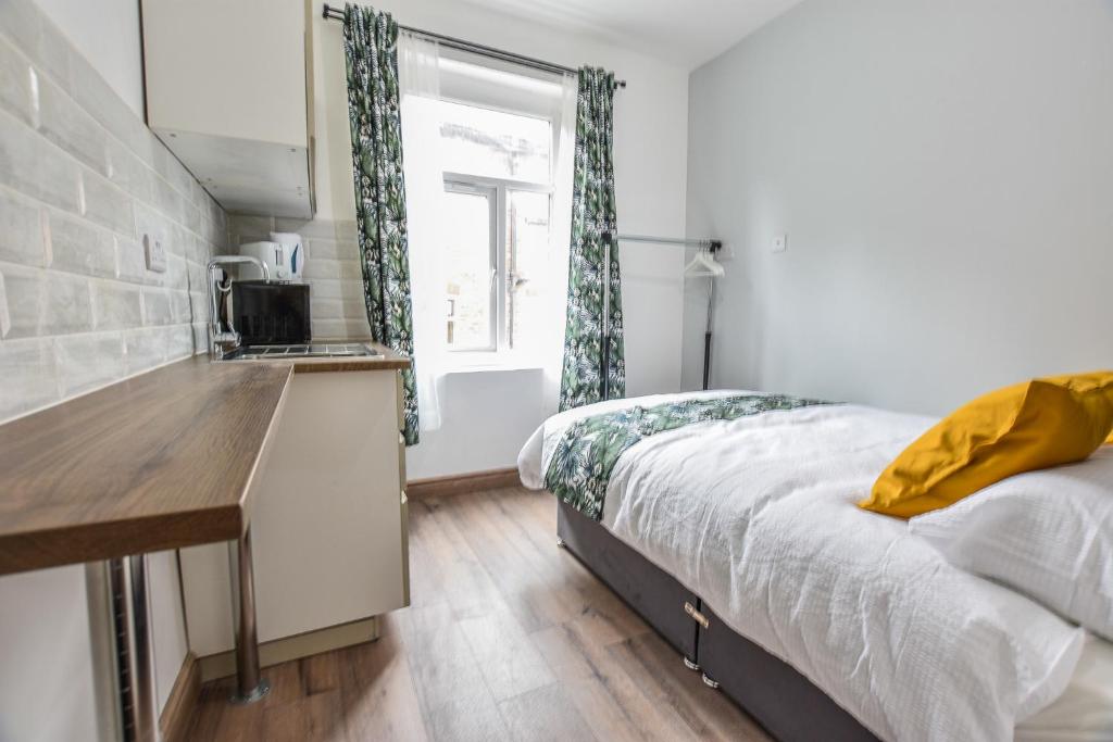 Postel nebo postele na pokoji v ubytování Regency GuestHouse Manchester North