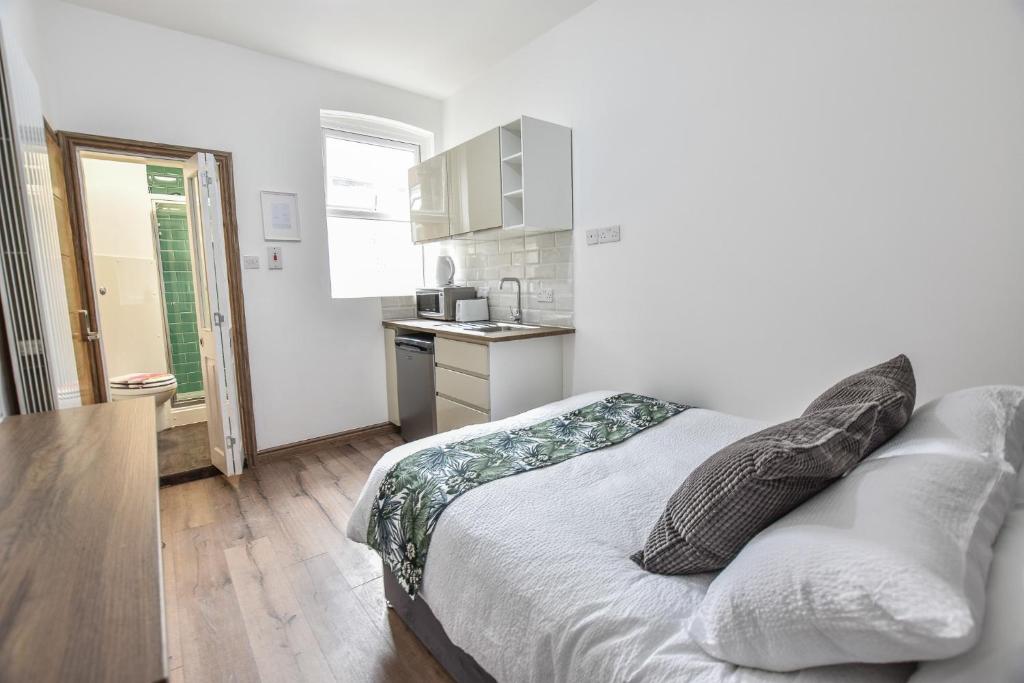 Kuchyň nebo kuchyňský kout v ubytování Regency GuestHouse Manchester North