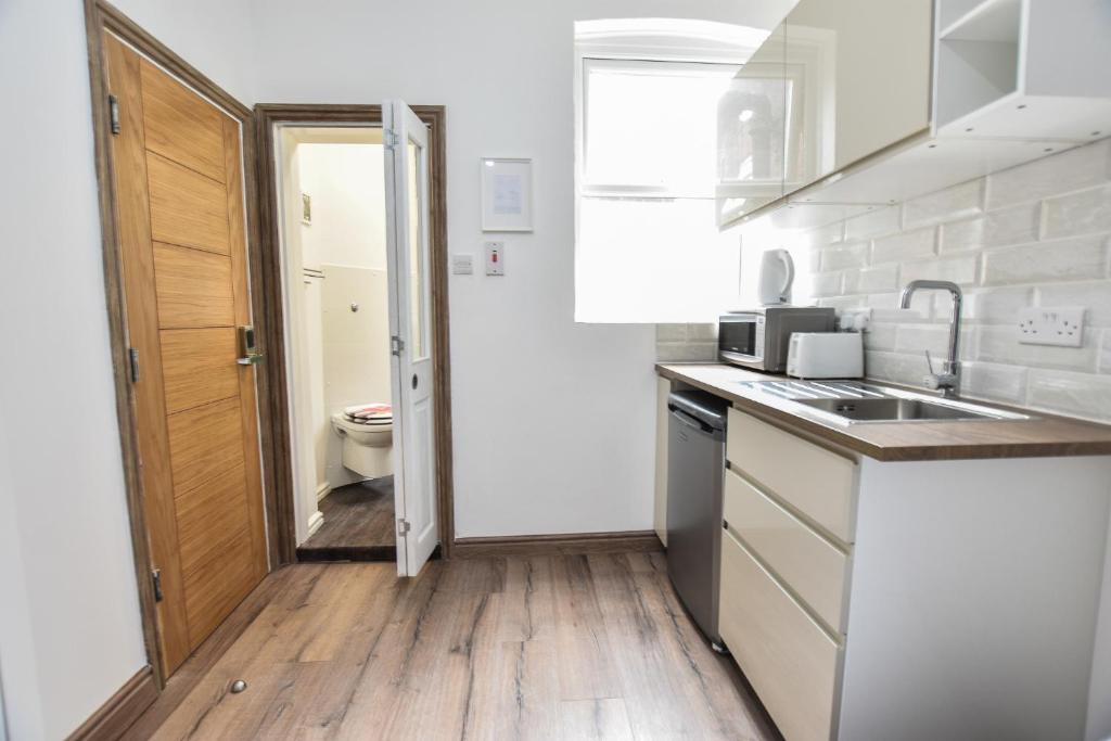 Kuchyň nebo kuchyňský kout v ubytování Regency GuestHouse Manchester North