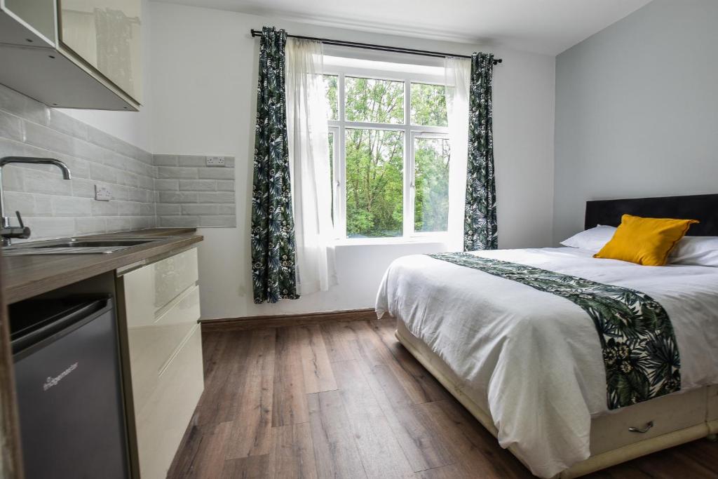 Postel nebo postele na pokoji v ubytování Regency GuestHouse Manchester North