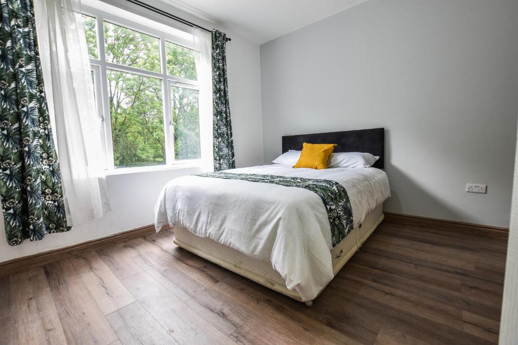 Postel nebo postele na pokoji v ubytování Regency GuestHouse Manchester North