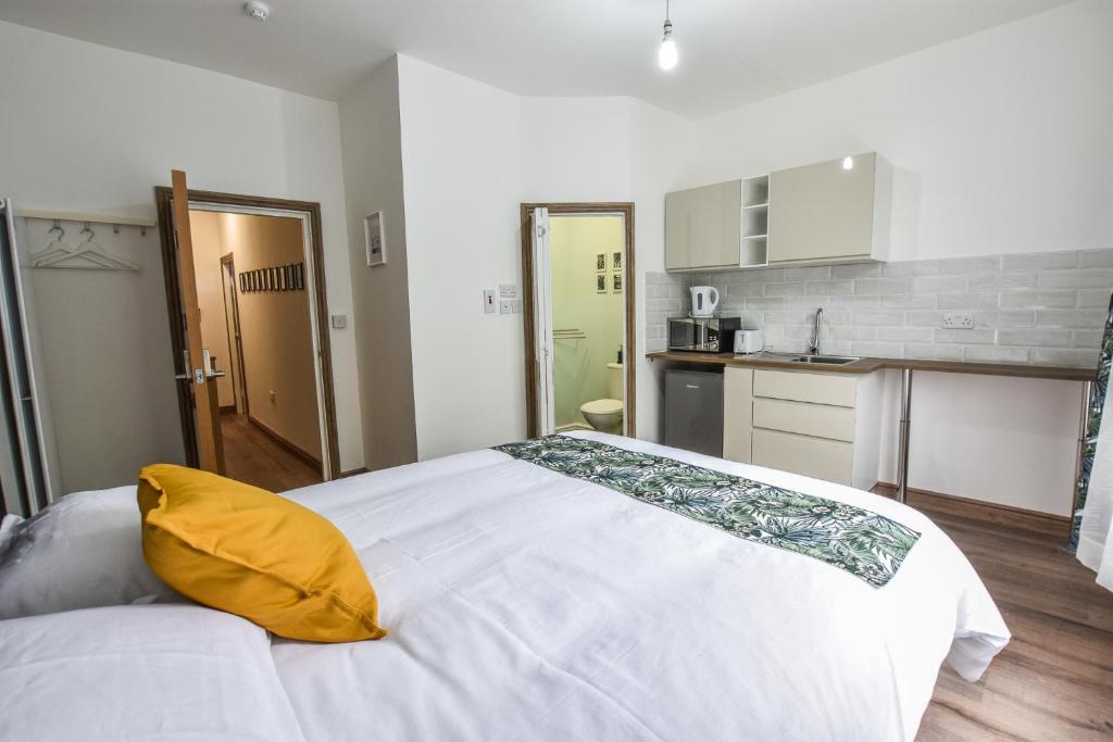 Postel nebo postele na pokoji v ubytování Regency GuestHouse Manchester North