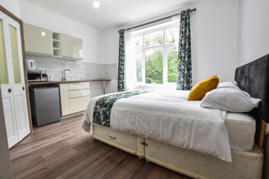 Kuchyň nebo kuchyňský kout v ubytování Regency GuestHouse Manchester North
