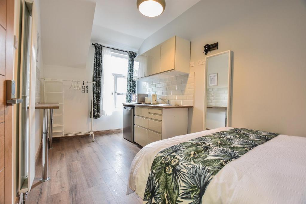 Postel nebo postele na pokoji v ubytování Regency GuestHouse Manchester North