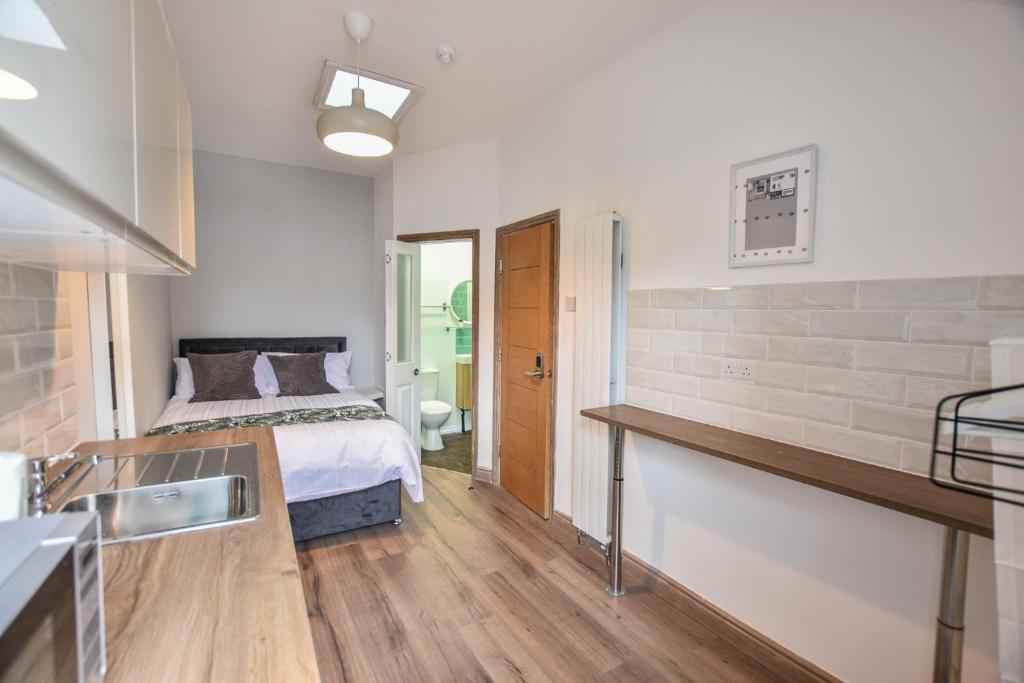 Postel nebo postele na pokoji v ubytování Regency GuestHouse Manchester North