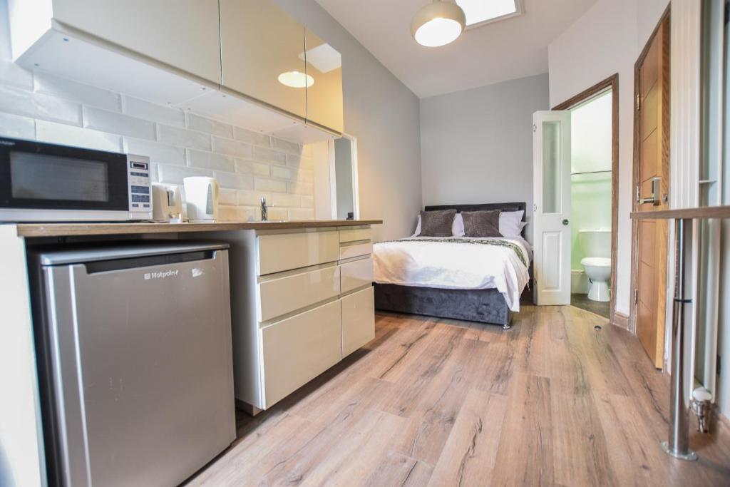 Kuchyň nebo kuchyňský kout v ubytování Regency GuestHouse Manchester North