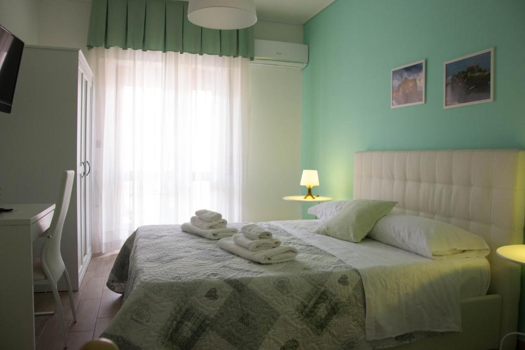 ein Schlafzimmer mit einem Bett mit Handtüchern darauf in der Unterkunft Mary's house in Neapel