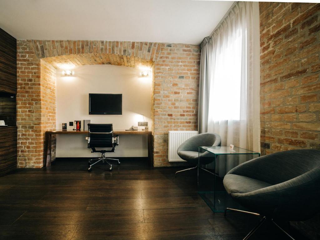 Televízia a/alebo spoločenská miestnosť v ubytovaní Q Hotel Grand Cru Gdańsk