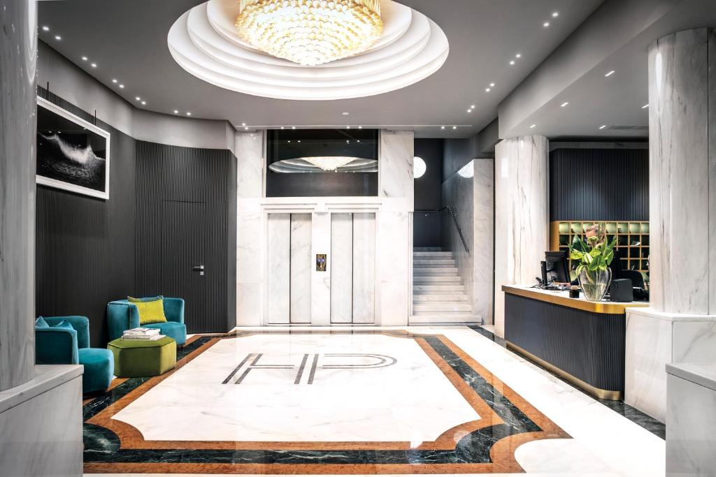 Posezení v ubytování Hotel Plaza e de Russie - Relais & Châteaux