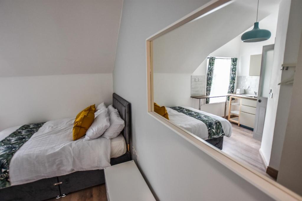 Postel nebo postele na pokoji v ubytování Regency GuestHouse Manchester North