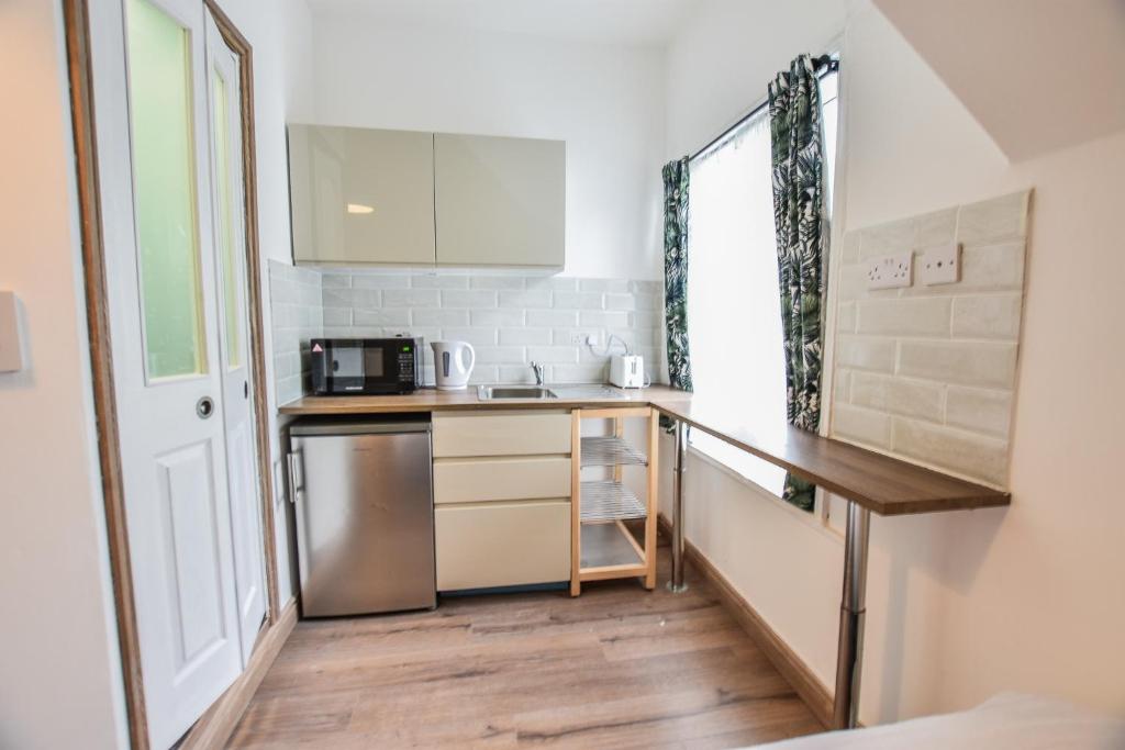 Kuchyň nebo kuchyňský kout v ubytování Regency GuestHouse Manchester North