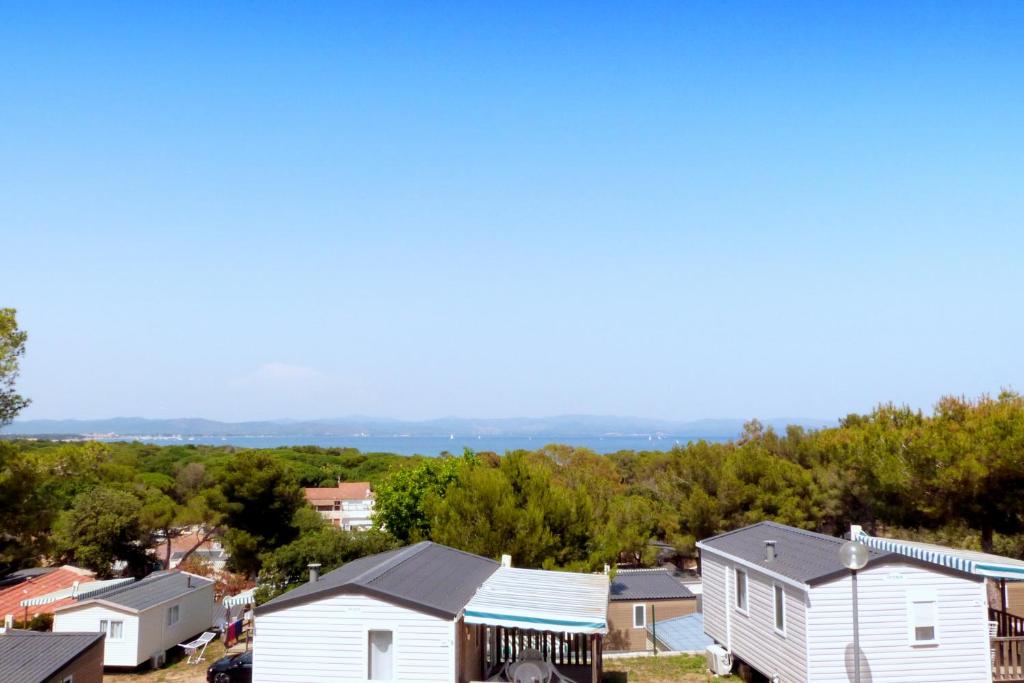 una vista aérea de una pequeña ciudad con casas en Camping le Méditerranée, en Hyères