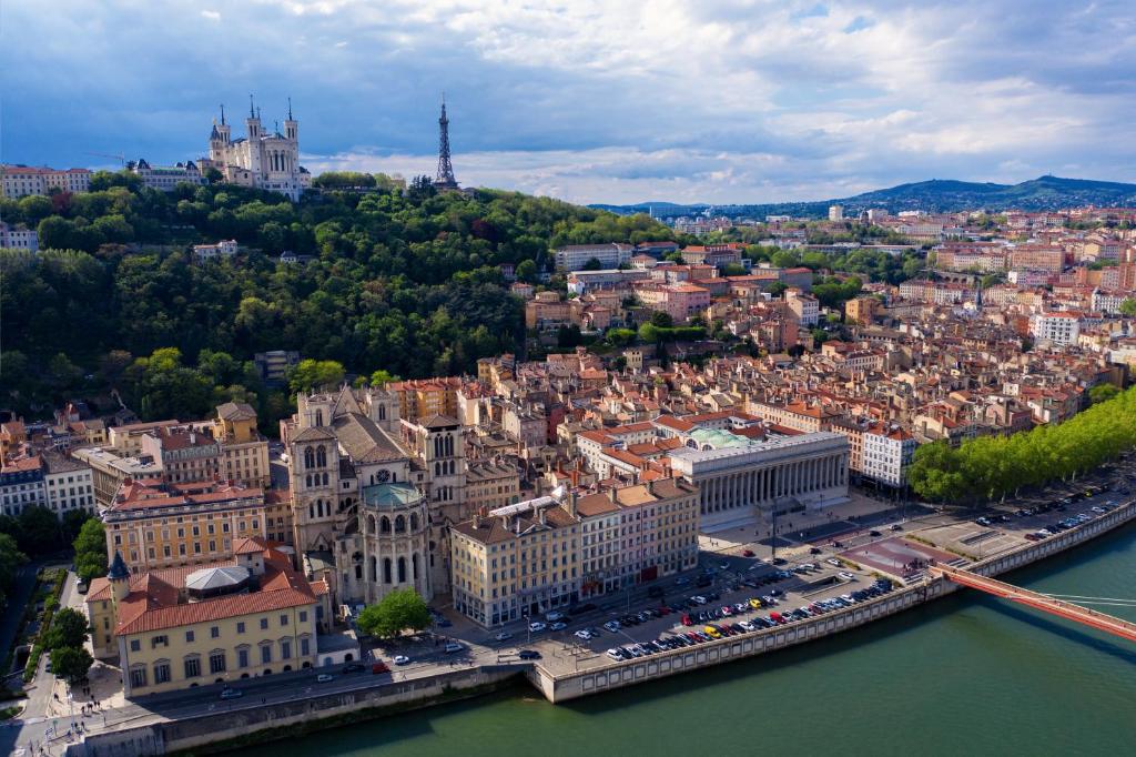 - une vue aérienne sur une ville avec une rivière dans l'établissement J'irais dormir à Lyon, à Lyon