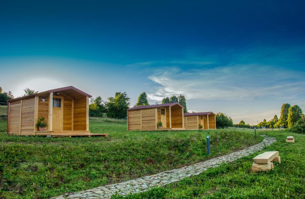 eine Reihe modularer Häuser auf einem Feld in der Unterkunft Camp The sunrise hill in Pivka