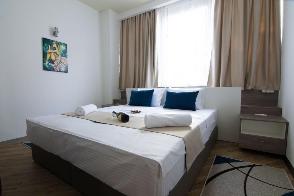 um quarto com uma cama grande e almofadas azuis em Omia em Belgrado