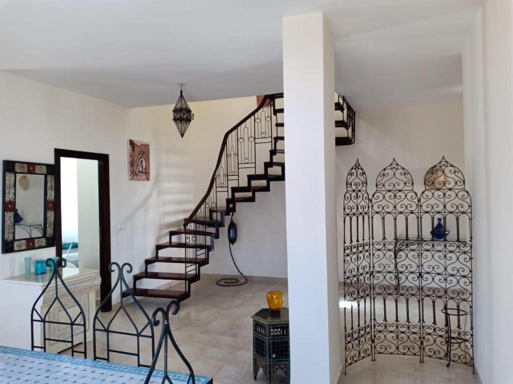 uma escada numa casa com um portão de ferro forjado em TRIPLEX LA MARINA SAIDIA em Saidia 