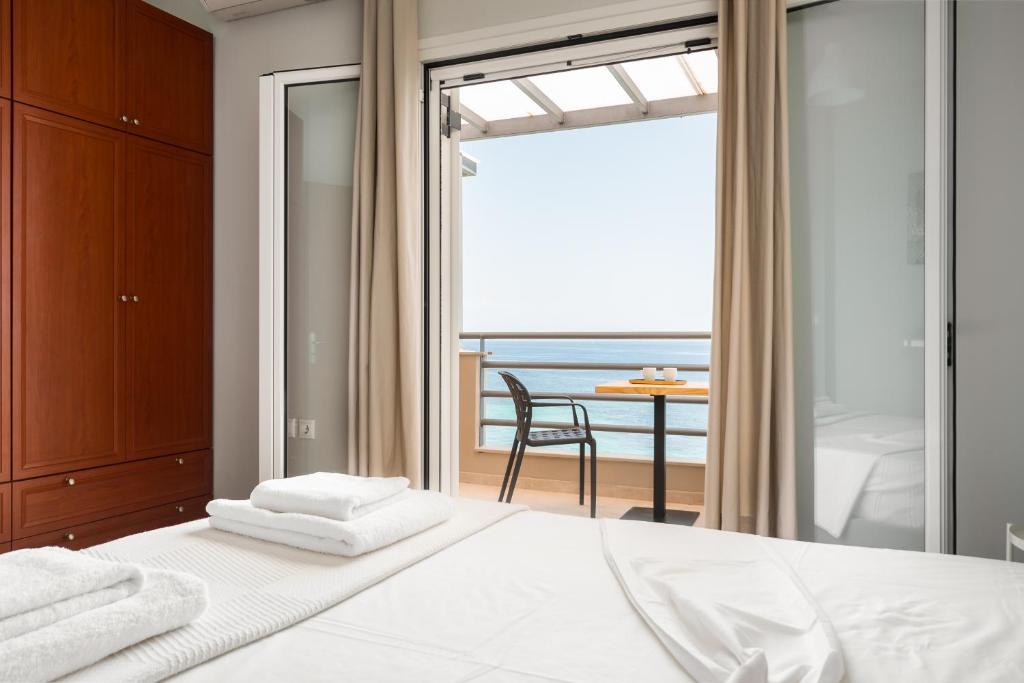 Posteľ alebo postele v izbe v ubytovaní Glyfa Beach Villas