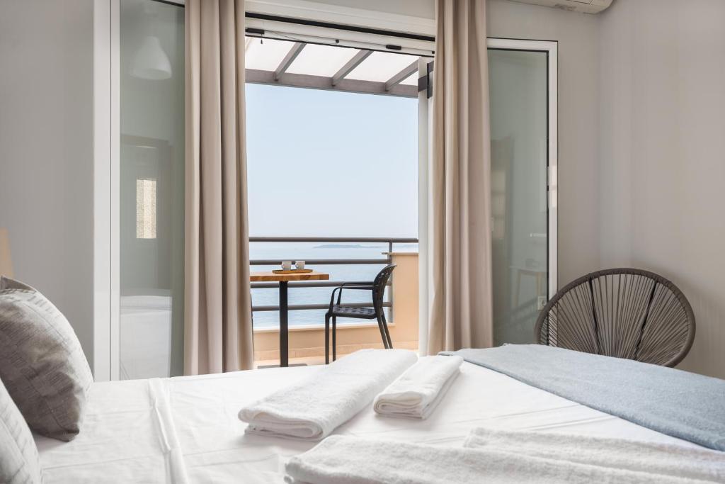 Posteľ alebo postele v izbe v ubytovaní Glyfa Beach Villas