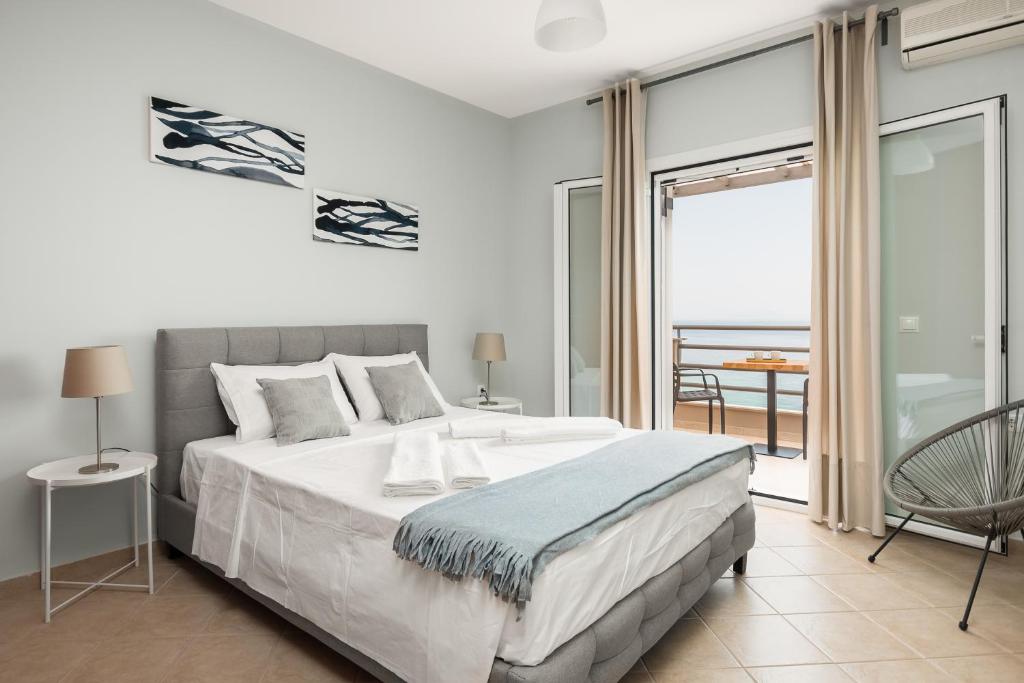 Posteľ alebo postele v izbe v ubytovaní Glyfa Beach Villas