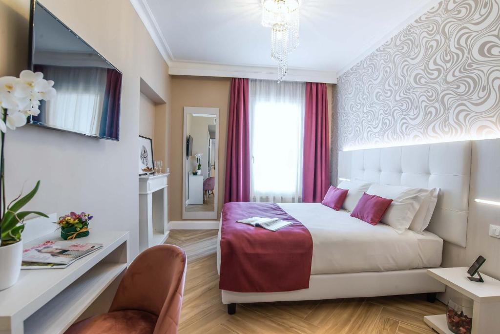 Posteľ alebo postele v izbe v ubytovaní The Boutique Hotel