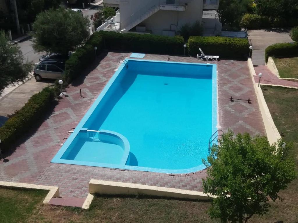 una gran piscina azul en un patio en Gerakini 2BR Apt with Shared Pool, en Gerakini