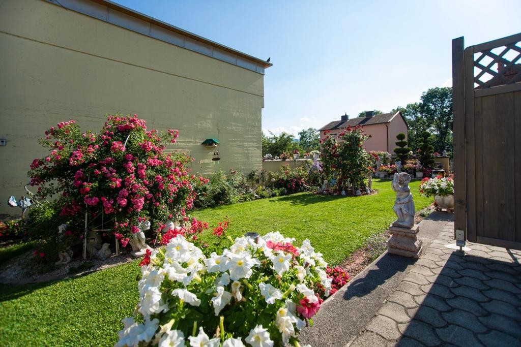 Zahrada ubytování AusZeit Leoben 1 mit Terasse und gratis Parkplatz