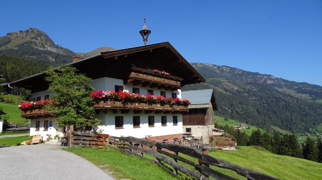 un edificio con cajas de flores en su lado en Biohof Maurachgut, en Bad Hofgastein