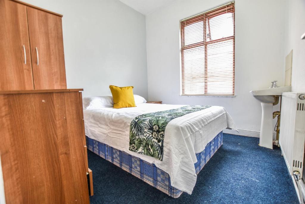 Postel nebo postele na pokoji v ubytování Regency GuestHouse Manchester North