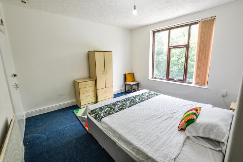 Postel nebo postele na pokoji v ubytování Regency GuestHouse Manchester North