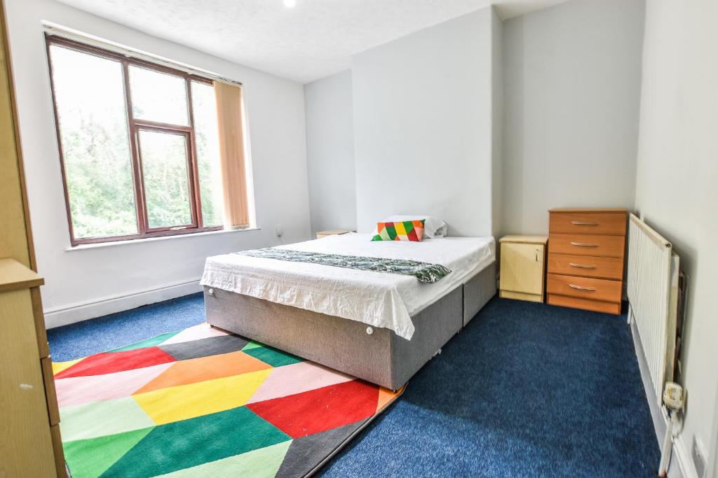 Postel nebo postele na pokoji v ubytování Regency GuestHouse Manchester North