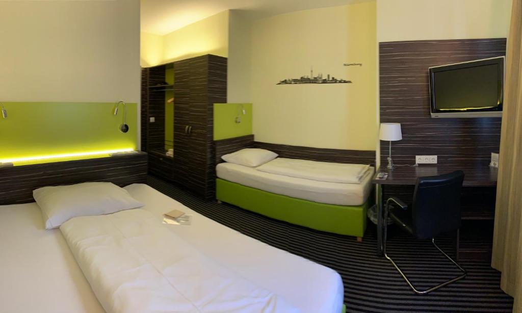 Postel nebo postele na pokoji v ubytování Behringers City Hotel Nürnberg