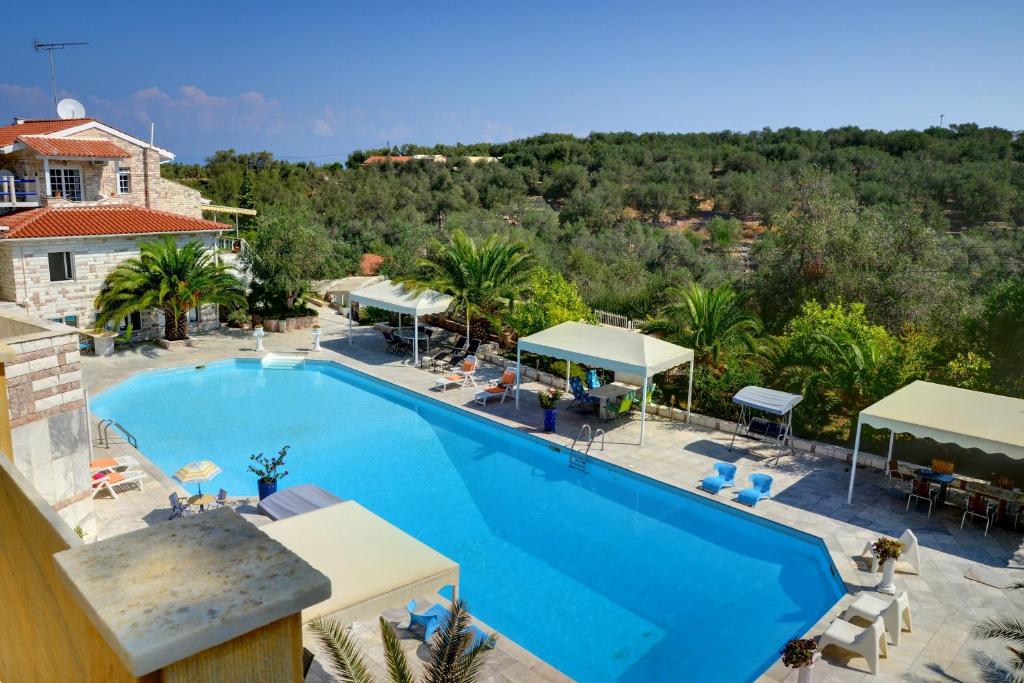 una imagen de una piscina en un complejo en Paco's Resort Holiday Flats, en Gáios