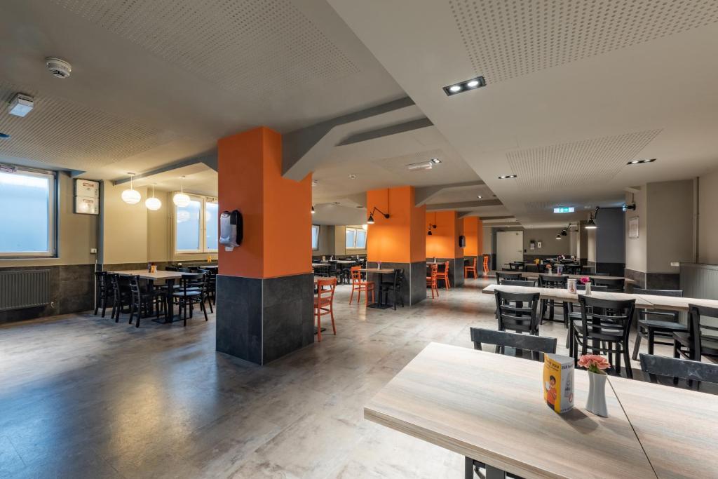 Ein Restaurant oder anderes Speiselokal in der Unterkunft a&o Hamburg City 