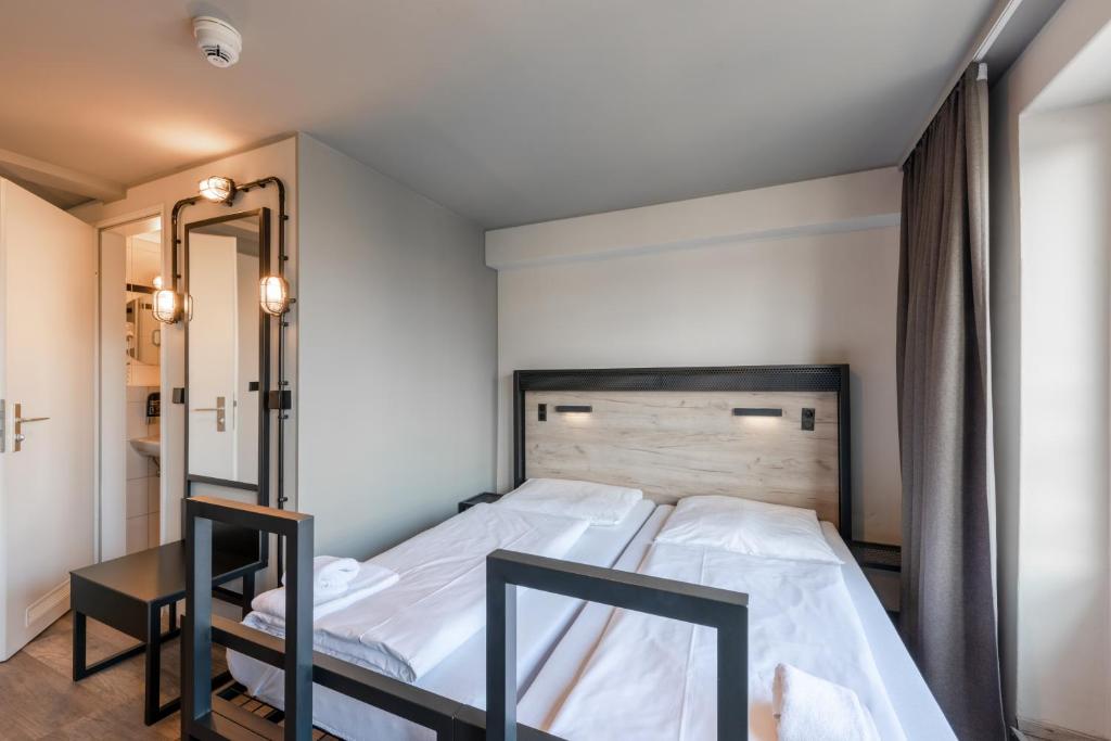 Ein Bett oder Betten in einem Zimmer der Unterkunft a&o Hamburg City