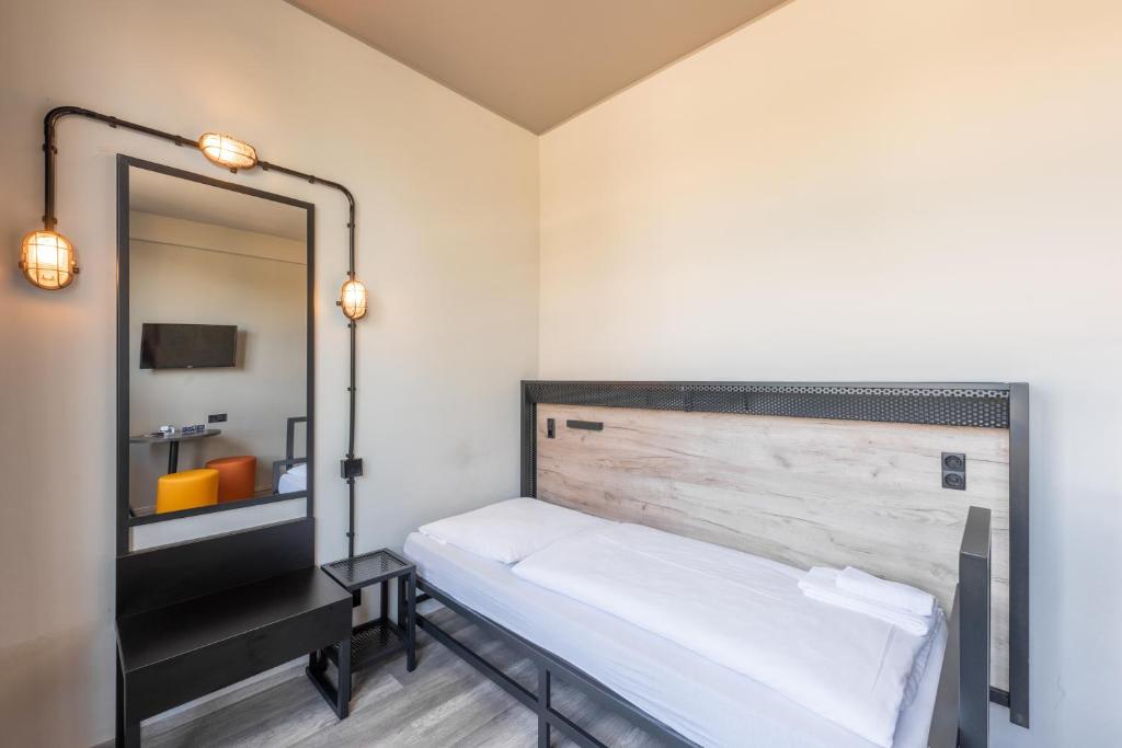 Ein Bett oder Betten in einem Zimmer der Unterkunft a&o Hamburg City