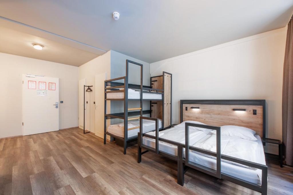 Ein Bett oder Betten in einem Zimmer der Unterkunft a&o Hamburg City