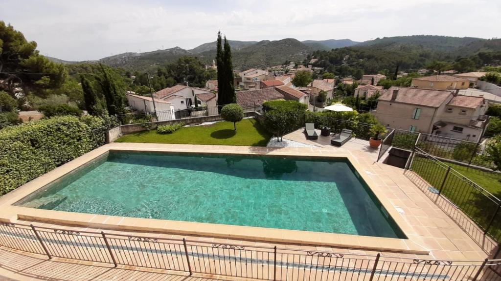 una piscina en una villa con vistas en Les Terrasses de Provence, en Peypin