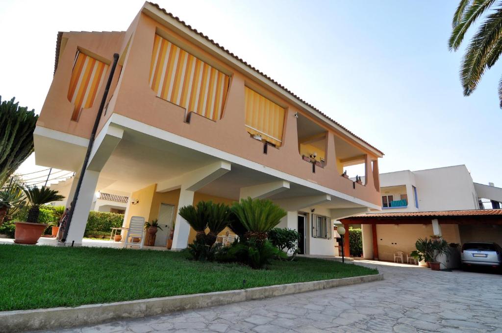 Villa Felice Marzamemi في مارزاميمي: منزل أمامه ممر
