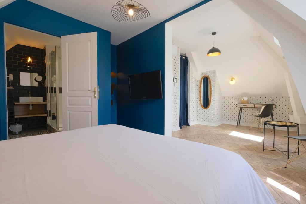 Postel nebo postele na pokoji v ubytování Logis Hotel Le Relais du Teulet