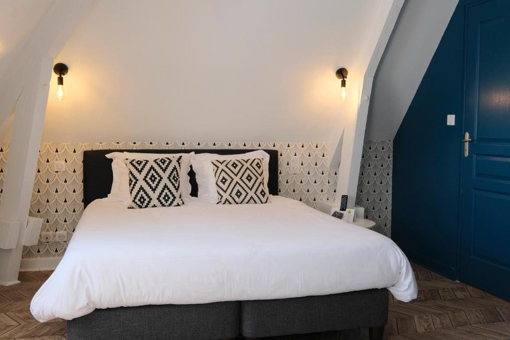 Postel nebo postele na pokoji v ubytování Logis Hotel Le Relais du Teulet