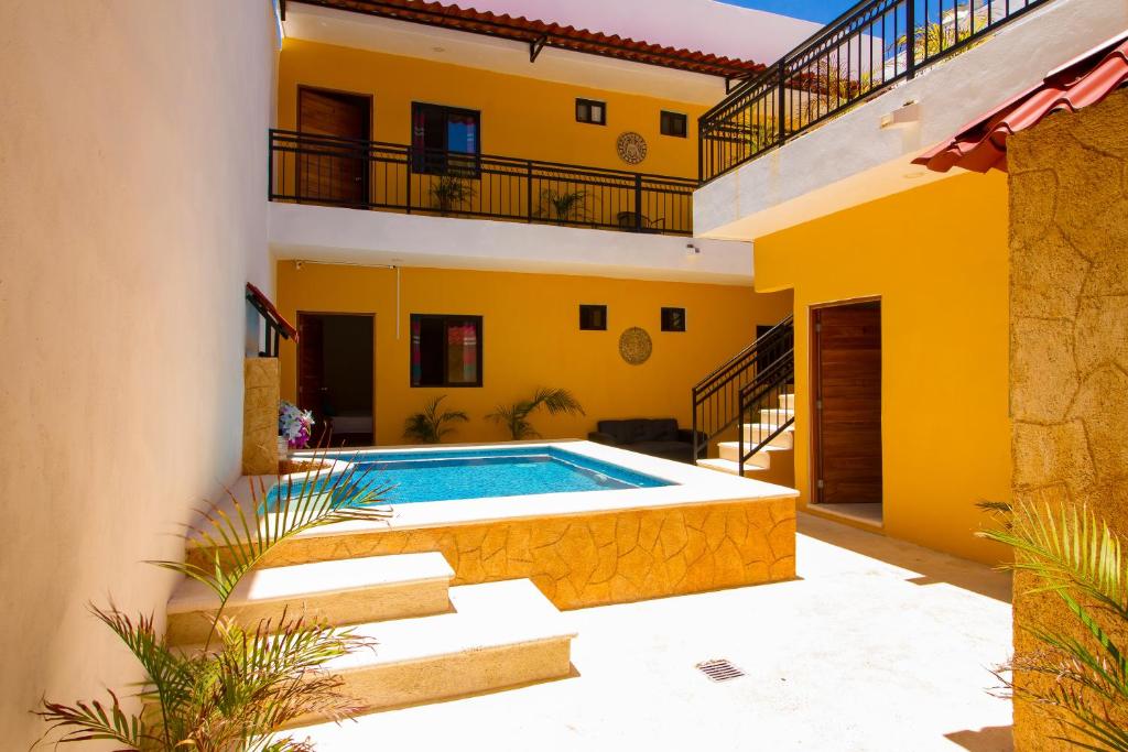 ein Pool im Hinterhof eines Hauses in der Unterkunft AKBAL Playa - Beach Zone in Playa del Carmen