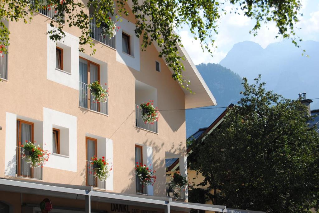 Nespecifikovaný výhled na hory nebo výhled na hory při pohledu z hotelu