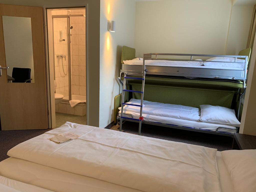 Postel nebo postele na pokoji v ubytování Behringers City Hotel Nürnberg