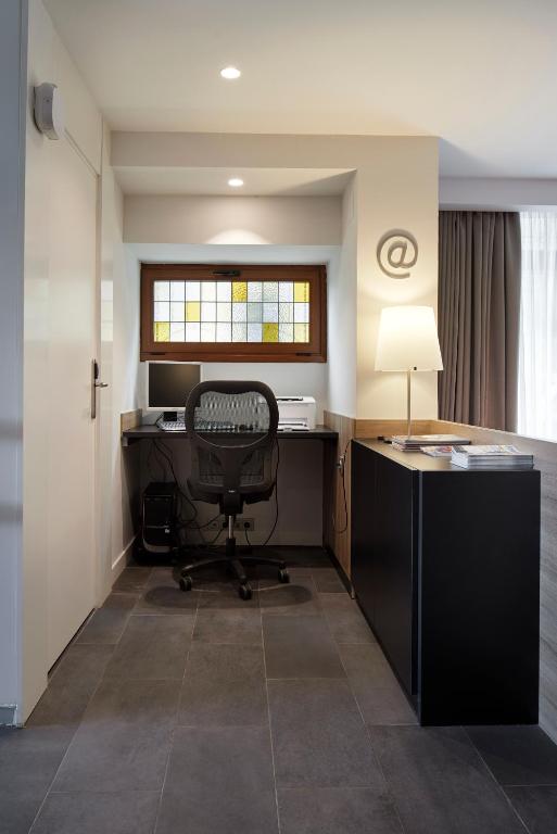 an office with a desk and a chair in a room at Hotel Parma in San Sebastián