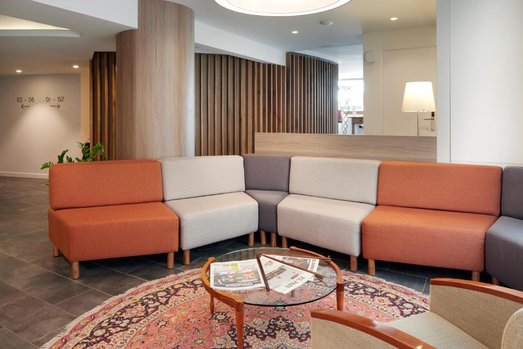 a waiting room with couches and a coffee table at Hotel Parma in San Sebastián