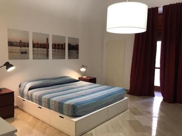 - une chambre avec un grand lit dans l'établissement MEMY HOME, à Bari