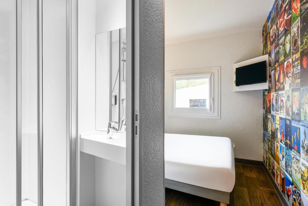 une salle de bain avec un lavabo blanc et un miroir dans l'établissement hotelF1 Lille Villeneuve d'Ascq, à Villeneuve d'Ascq