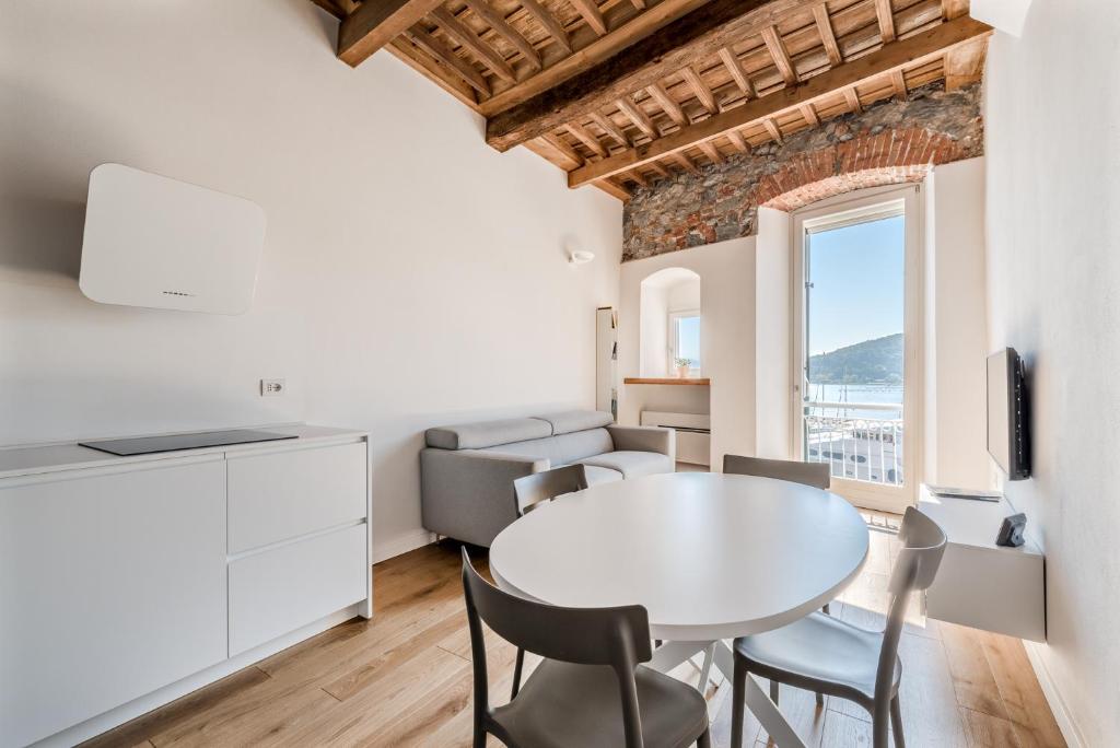 una cucina e un soggiorno con tavolo e sedie di Casa Giorgetti a Portovenere